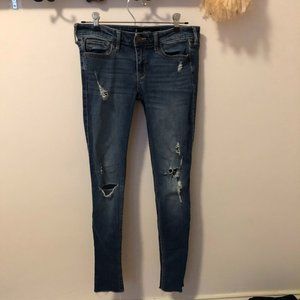 NEVER WORN HOLLISTER CROPPED RIPPED JEANS